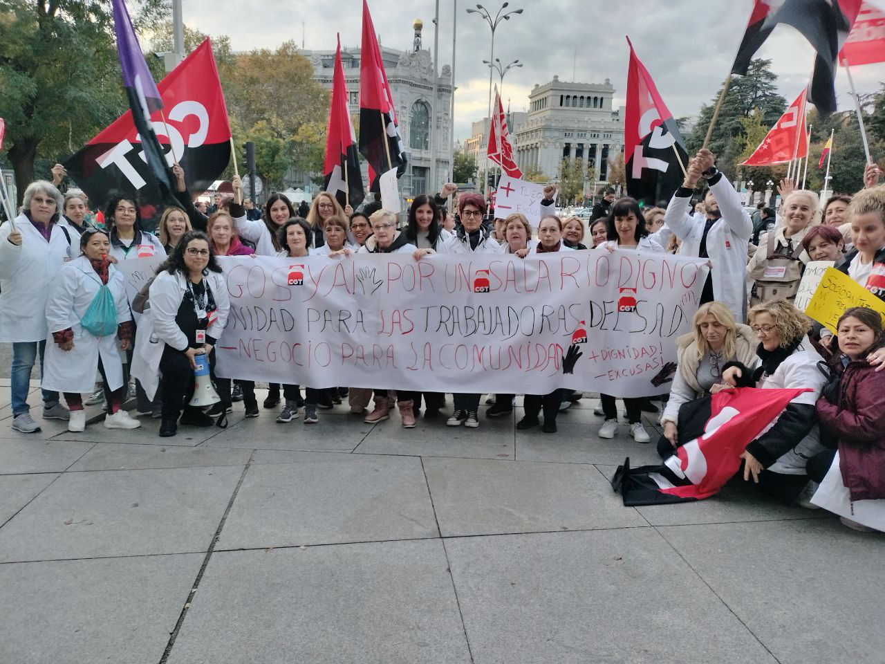 Trabajadoras del SAD de CGT posan duranto una manifestación con una pancarta que dice" Por un trabajo digno, unidad trabajadoras del SAD"